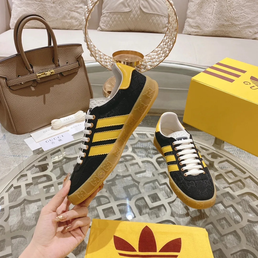 👟👟Ex-factory price 520👟👟Gucci&adidas joint limited edition couple's sneakers. A super nice joint casual sneaker with rich and bold colors! It showed everyone a completely different charm from the past! Combining retro style and youthful sports style to create a new aesthetic! Vitality yet stylish at the same time! ! Upper - made of cowhide, cowhide, cloth. Lining - sheepskin lining for foot pads. Sole - original open-molded beef tendon non-slip and wear-resistant outsole. Size: 35-47 (couple style)